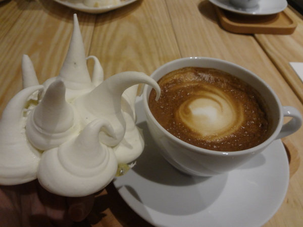 Roundabout Café：1021029[官本金文愛台灣]連超級賽亞人都愛喝超級好喝圓環咖啡Roundabout Café的招牌咖啡喝了變成超級賽亞人