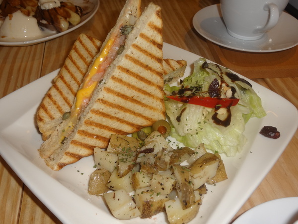 Roundabout Café：1021029[官本金文愛台灣]連超級賽亞人都愛喝超級好喝圓環咖啡Roundabout Café的招牌咖啡喝了變成超級賽亞人