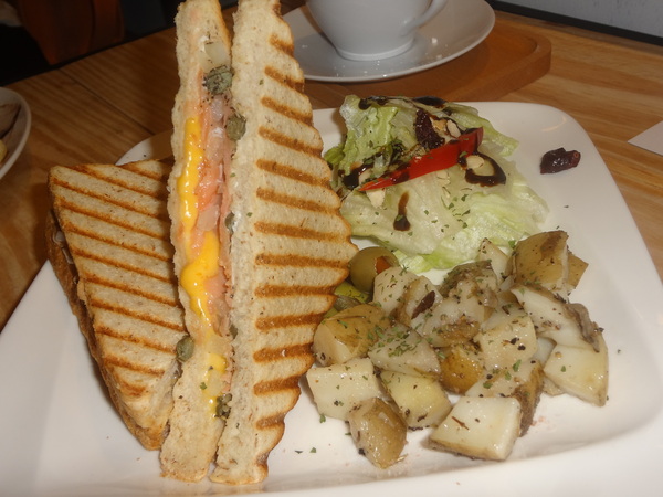 Roundabout Café：1021029[官本金文愛台灣]連超級賽亞人都愛喝超級好喝圓環咖啡Roundabout Café的招牌咖啡喝了變成超級賽亞人