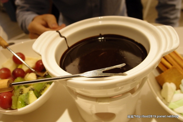 Sweet stone巧克力凍飲專門店：【台中逢甲】Sweet stone巧克力凍飲專門店－超特別的巧克力鍋，苦甜巧克力搭配新鮮水果＆餅乾！