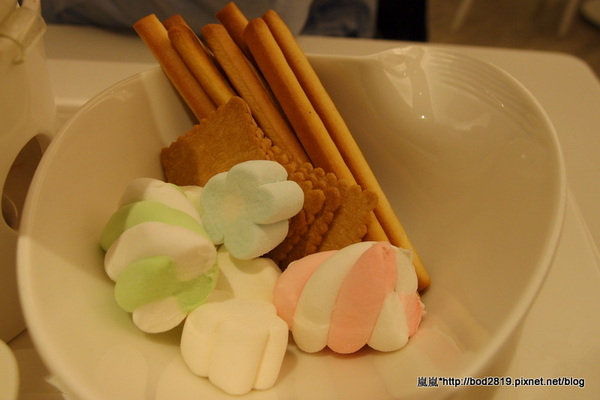 Sweet stone巧克力凍飲專門店：【台中逢甲】Sweet stone巧克力凍飲專門店－超特別的巧克力鍋，苦甜巧克力搭配新鮮水果＆餅乾！