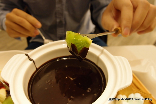 Sweet stone巧克力凍飲專門店：【台中逢甲】Sweet stone巧克力凍飲專門店－超特別的巧克力鍋，苦甜巧克力搭配新鮮水果＆餅乾！