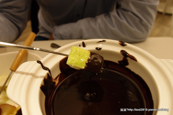 Sweet stone巧克力凍飲專門店：【台中逢甲】Sweet stone巧克力凍飲專門店－超特別的巧克力鍋，苦甜巧克力搭配新鮮水果＆餅乾！