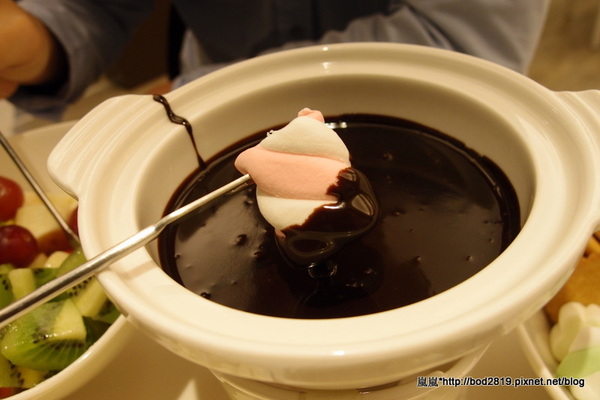 Sweet stone巧克力凍飲專門店：【台中逢甲】Sweet stone巧克力凍飲專門店－超特別的巧克力鍋，苦甜巧克力搭配新鮮水果＆餅乾！