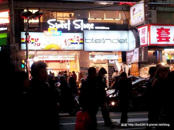 Sweet stone巧克力凍飲專門店：【台中逢甲】Sweet stone巧克力凍飲專門店－超特別的巧克力鍋，苦甜巧克力搭配新鮮水果＆餅乾！