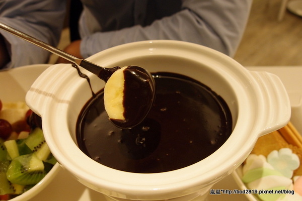 Sweet stone巧克力凍飲專門店：【台中逢甲】Sweet stone巧克力凍飲專門店－超特別的巧克力鍋，苦甜巧克力搭配新鮮水果＆餅乾！
