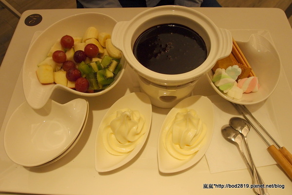 Sweet stone巧克力凍飲專門店：【台中逢甲】Sweet stone巧克力凍飲專門店－超特別的巧克力鍋，苦甜巧克力搭配新鮮水果＆餅乾！
