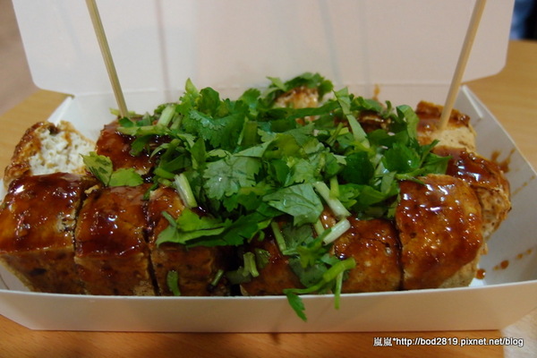 金牌巨無霸香酥臭豆腐:【台中逢甲】金牌巨無霸香酥臭豆腐-吃一份就有飽足感的夜市美味小吃!