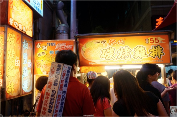 台中一中街：[台中追五月天小旅行]台中 一中街小吃吃透透~這裡整個就是俗夠大碗啦