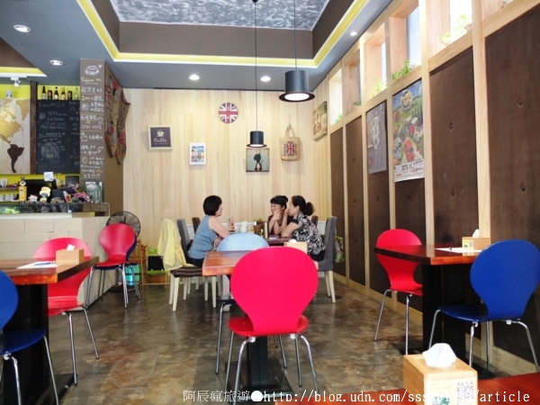 Follow Mi：【美食特搜。高雄新興區】Follow Mi 早午餐咖啡店。南海街上的英式特色店 Mini Cooper竟然停進店裡了！？