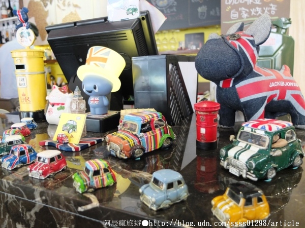 Follow Mi：【美食特搜。高雄新興區】Follow Mi 早午餐咖啡店。南海街上的英式特色店 Mini Cooper竟然停進店裡了！？