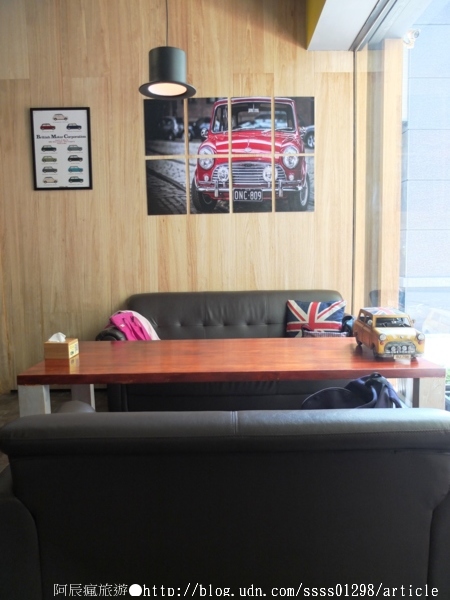 Follow Mi：【美食特搜。高雄新興區】Follow Mi 早午餐咖啡店。南海街上的英式特色店 Mini Cooper竟然停進店裡了！？