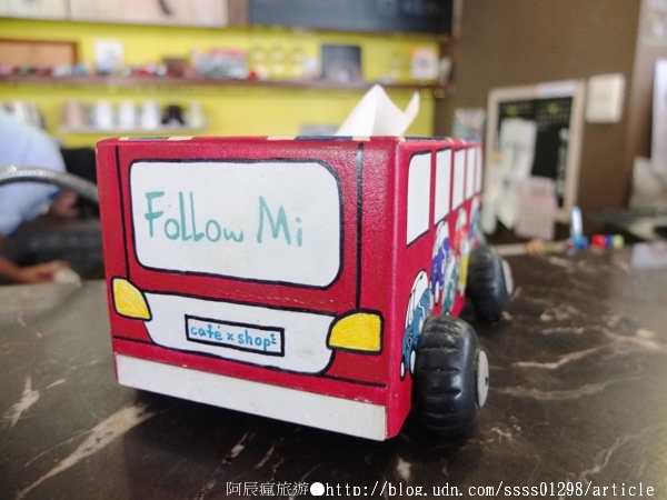 Follow Mi：【美食特搜。高雄新興區】Follow Mi 早午餐咖啡店。南海街上的英式特色店 Mini Cooper竟然停進店裡了！？