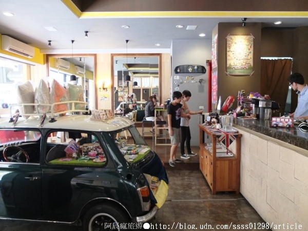 Follow Mi：【美食特搜。高雄新興區】Follow Mi 早午餐咖啡店。南海街上的英式特色店 Mini Cooper竟然停進店裡了！？