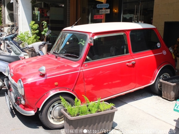 Follow Mi：【美食特搜。高雄新興區】Follow Mi 早午餐咖啡店。南海街上的英式特色店 Mini Cooper竟然停進店裡了！？