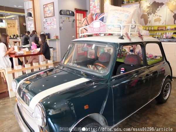 Follow Mi：【美食特搜。高雄新興區】Follow Mi 早午餐咖啡店。南海街上的英式特色店 Mini Cooper竟然停進店裡了！？