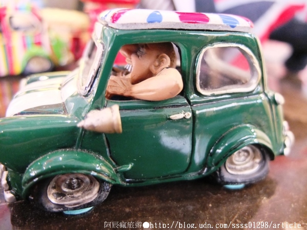 Follow Mi：【美食特搜。高雄新興區】Follow Mi 早午餐咖啡店。南海街上的英式特色店 Mini Cooper竟然停進店裡了！？