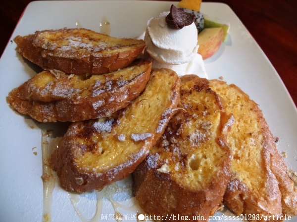 Follow Mi：【美食特搜。高雄新興區】Follow Mi 早午餐咖啡店。南海街上的英式特色店 Mini Cooper竟然停進店裡了！？