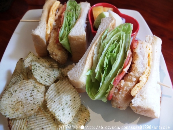 Follow Mi：【美食特搜。高雄新興區】Follow Mi 早午餐咖啡店。南海街上的英式特色店 Mini Cooper竟然停進店裡了！？