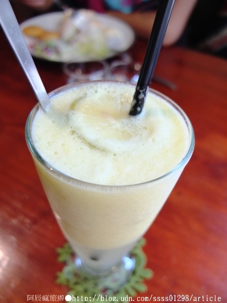 Follow Mi：【美食特搜。高雄新興區】Follow Mi 早午餐咖啡店。南海街上的英式特色店 Mini Cooper竟然停進店裡了！？