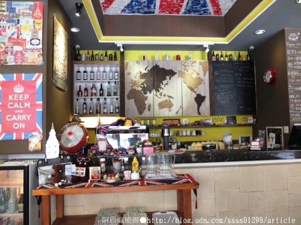 Follow Mi：【美食特搜。高雄新興區】Follow Mi 早午餐咖啡店。南海街上的英式特色店 Mini Cooper竟然停進店裡了！？