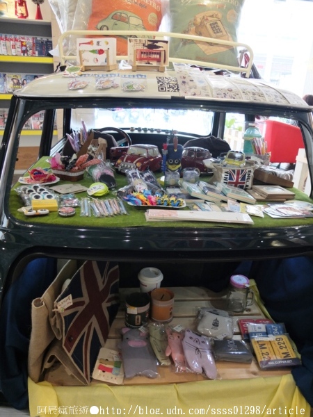 Follow Mi：【美食特搜。高雄新興區】Follow Mi 早午餐咖啡店。南海街上的英式特色店 Mini Cooper竟然停進店裡了！？