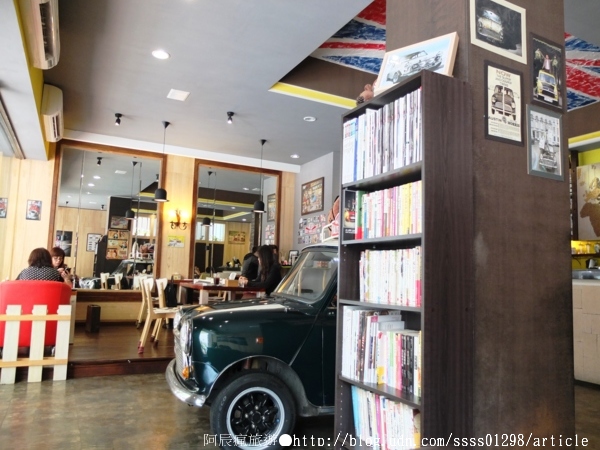 Follow Mi：【美食特搜。高雄新興區】Follow Mi 早午餐咖啡店。南海街上的英式特色店 Mini Cooper竟然停進店裡了！？