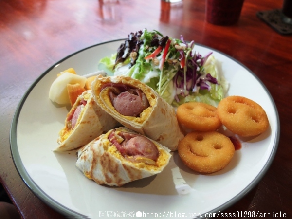 Follow Mi：【美食特搜。高雄新興區】Follow Mi 早午餐咖啡店。南海街上的英式特色店 Mini Cooper竟然停進店裡了！？