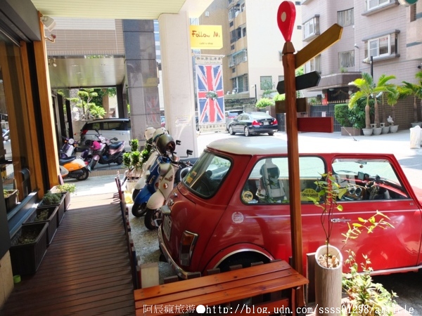 Follow Mi：【美食特搜。高雄新興區】Follow Mi 早午餐咖啡店。南海街上的英式特色店 Mini Cooper竟然停進店裡了！？