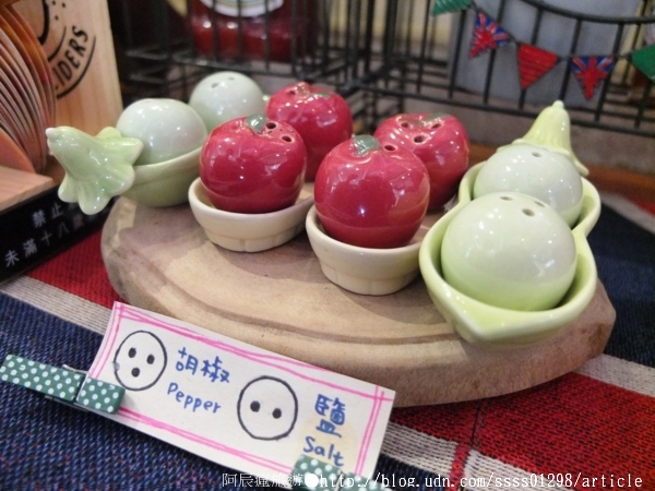 Follow Mi：【美食特搜。高雄新興區】Follow Mi 早午餐咖啡店。南海街上的英式特色店 Mini Cooper竟然停進店裡了！？