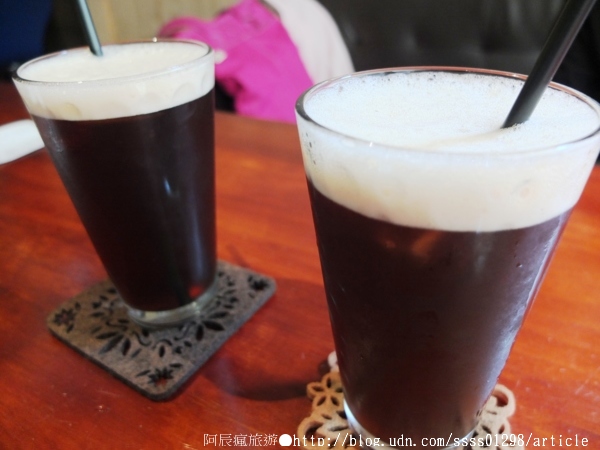 Follow Mi：【美食特搜。高雄新興區】Follow Mi 早午餐咖啡店。南海街上的英式特色店 Mini Cooper竟然停進店裡了！？