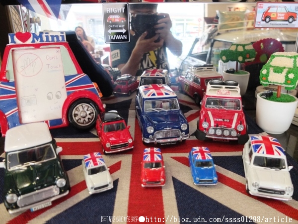 Follow Mi：【美食特搜。高雄新興區】Follow Mi 早午餐咖啡店。南海街上的英式特色店 Mini Cooper竟然停進店裡了！？