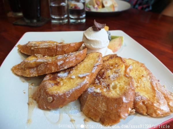 Follow Mi：【美食特搜。高雄新興區】Follow Mi 早午餐咖啡店。南海街上的英式特色店 Mini Cooper竟然停進店裡了！？