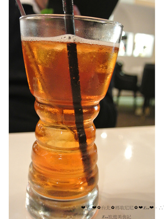 Pierre Marcolini 瑪歌尼尼巧克力(信義店)：【食記】oO。o○台北　信義區　Pierre Marcolini 瑪歌尼尼巧克力藝術沙龍　來看看我中手的大巧克力蛋，裡面有什麼驚奇的東西吧～。oO。o○。　