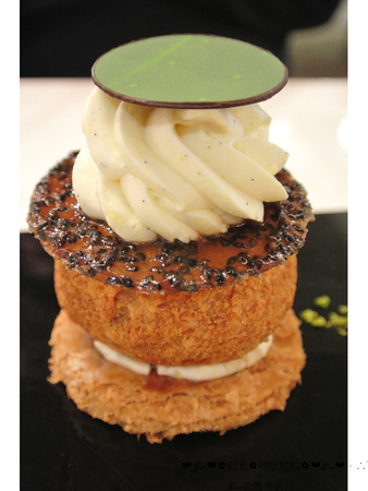 Pierre Marcolini 瑪歌尼尼巧克力(信義店)：【食記】oO。o○台北　信義區　Pierre Marcolini 瑪歌尼尼巧克力藝術沙龍　來看看我中手的大巧克力蛋，裡面有什麼驚奇的東西吧～。oO。o○。　