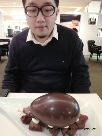 Pierre Marcolini 瑪歌尼尼巧克力(信義店)：【食記】oO。o○台北　信義區　Pierre Marcolini 瑪歌尼尼巧克力藝術沙龍　來看看我中手的大巧克力蛋，裡面有什麼驚奇的東西吧～。oO。o○。　