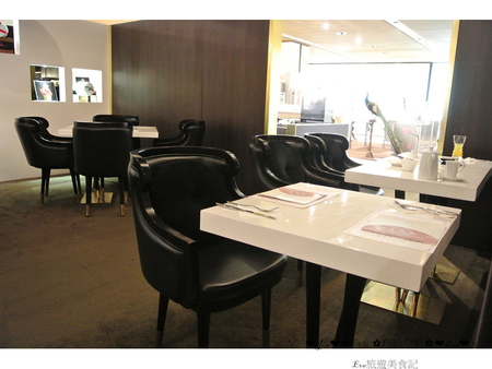 Pierre Marcolini 瑪歌尼尼巧克力(信義店)：【食記】oO。o○台北　信義區　Pierre Marcolini 瑪歌尼尼巧克力藝術沙龍　來看看我中手的大巧克力蛋，裡面有什麼驚奇的東西吧～。oO。o○。　