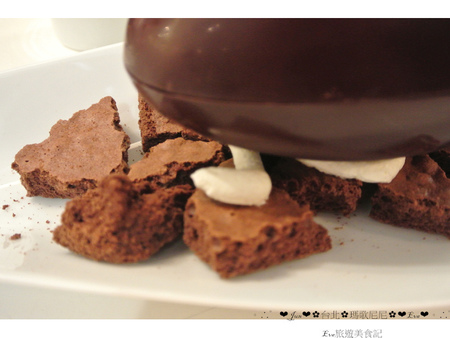 Pierre Marcolini 瑪歌尼尼巧克力(信義店)：【食記】oO。o○台北　信義區　Pierre Marcolini 瑪歌尼尼巧克力藝術沙龍　來看看我中手的大巧克力蛋，裡面有什麼驚奇的東西吧～。oO。o○。　