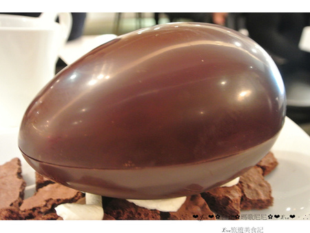 Pierre Marcolini 瑪歌尼尼巧克力(信義店)：【食記】oO。o○台北　信義區　Pierre Marcolini 瑪歌尼尼巧克力藝術沙龍　來看看我中手的大巧克力蛋，裡面有什麼驚奇的東西吧～。oO。o○。　