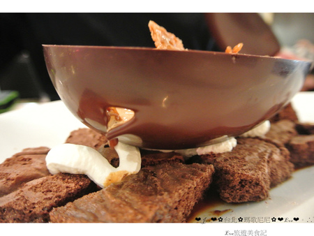 Pierre Marcolini 瑪歌尼尼巧克力(信義店)：【食記】oO。o○台北　信義區　Pierre Marcolini 瑪歌尼尼巧克力藝術沙龍　來看看我中手的大巧克力蛋，裡面有什麼驚奇的東西吧～。oO。o○。　