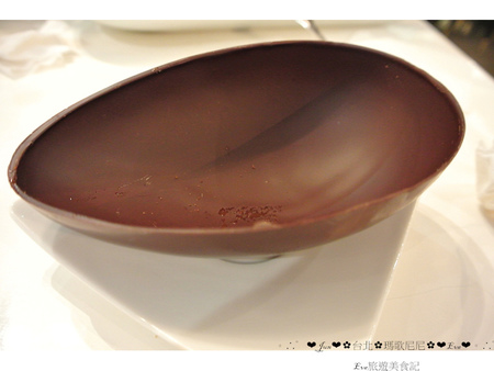 Pierre Marcolini 瑪歌尼尼巧克力(信義店)：【食記】oO。o○台北　信義區　Pierre Marcolini 瑪歌尼尼巧克力藝術沙龍　來看看我中手的大巧克力蛋，裡面有什麼驚奇的東西吧～。oO。o○。　