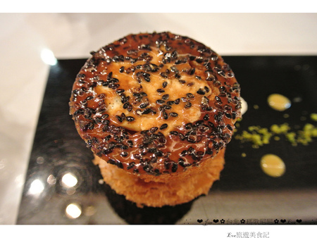 Pierre Marcolini 瑪歌尼尼巧克力(信義店)：【食記】oO。o○台北　信義區　Pierre Marcolini 瑪歌尼尼巧克力藝術沙龍　來看看我中手的大巧克力蛋，裡面有什麼驚奇的東西吧～。oO。o○。　