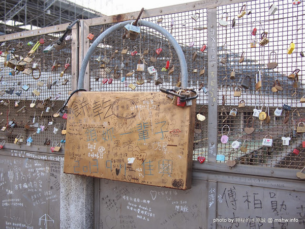 豐原心鎖橋：【景點】台中許願鐵鎖橋&心鎖橋@捷運TRA豐原車站 : 特別的鎖給特別的妳…妳讓我越來越不相信自己