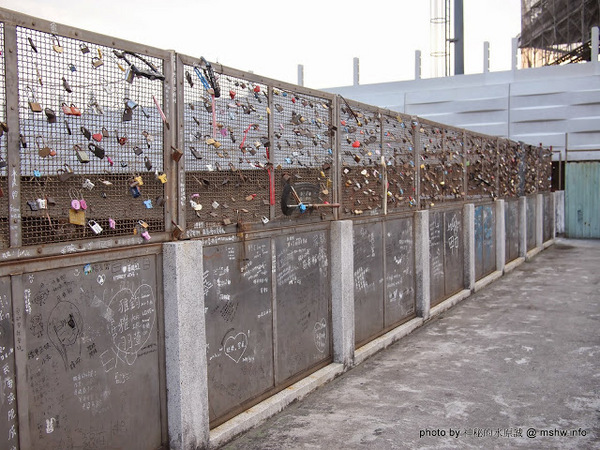 豐原心鎖橋：【景點】台中許願鐵鎖橋&心鎖橋@捷運TRA豐原車站 : 特別的鎖給特別的妳…妳讓我越來越不相信自己