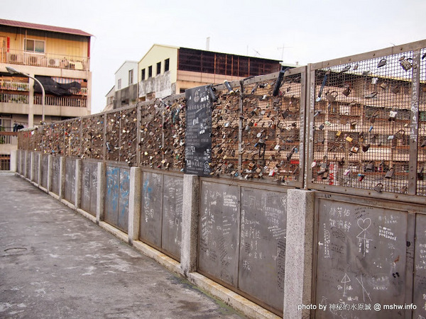 豐原心鎖橋：【景點】台中許願鐵鎖橋&心鎖橋@捷運TRA豐原車站 : 特別的鎖給特別的妳…妳讓我越來越不相信自己