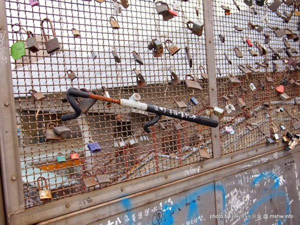 豐原心鎖橋：【景點】台中許願鐵鎖橋&心鎖橋@捷運TRA豐原車站 : 特別的鎖給特別的妳…妳讓我越來越不相信自己