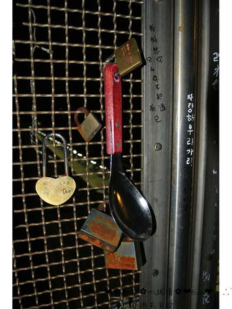 豐原心鎖橋:【遊記】oO。台中 豐原火車站 心鎖橋 適合情侶一起來拍照走走的小地方,可以增進感情no~。o○。