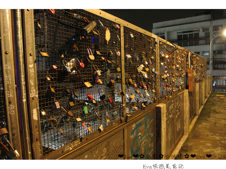 豐原心鎖橋:【遊記】oO。台中 豐原火車站 心鎖橋 適合情侶一起來拍照走走的小地方,可以增進感情no~。o○。