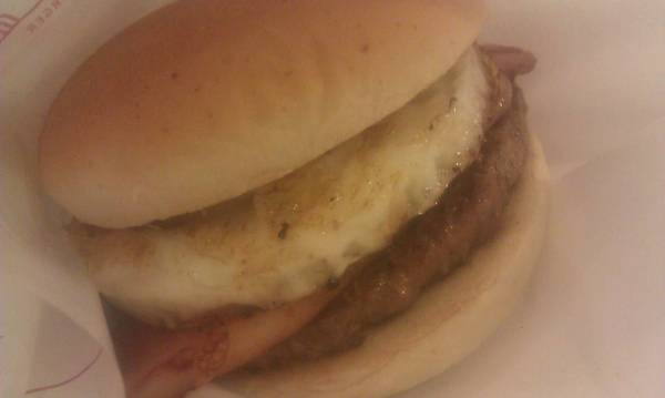 MOS BURGER(頭份店)：周年回饋，品嘗摩斯厚切培根和牛與經典摩斯鱈魚堡。