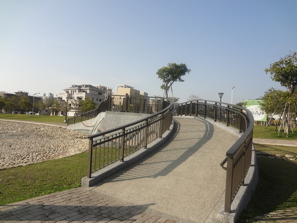 新都生態公園：1020129[官本金文愛台灣]新都生態公園藍天綠地水池海星小生態大玩樂